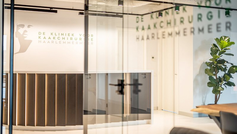 Behandelkamer MRA Specialisten Haarlemmermeer – wachtkamer interieur